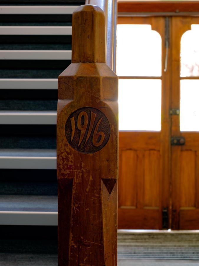 The Observatory Hotel Крайстчерч Екстер'єр фото 1916 carved into a pillar