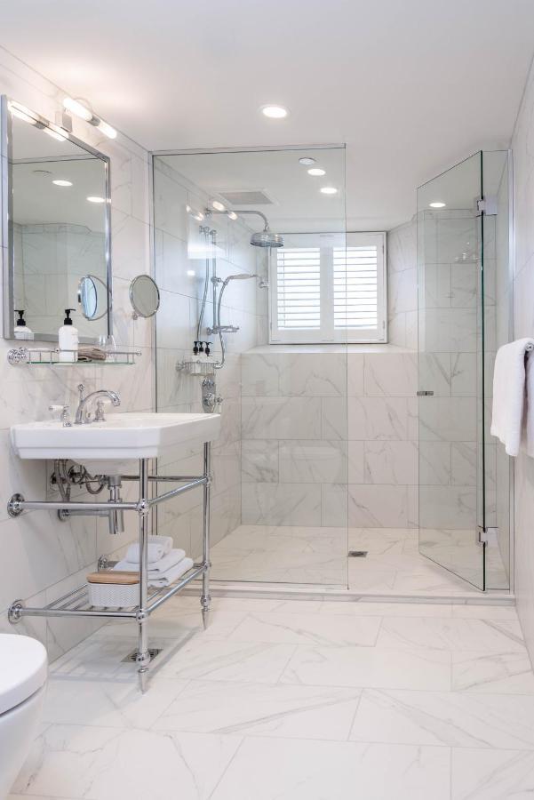 The Observatory Hotel Крайстчерч Екстер'єр фото A shower with a sliding door