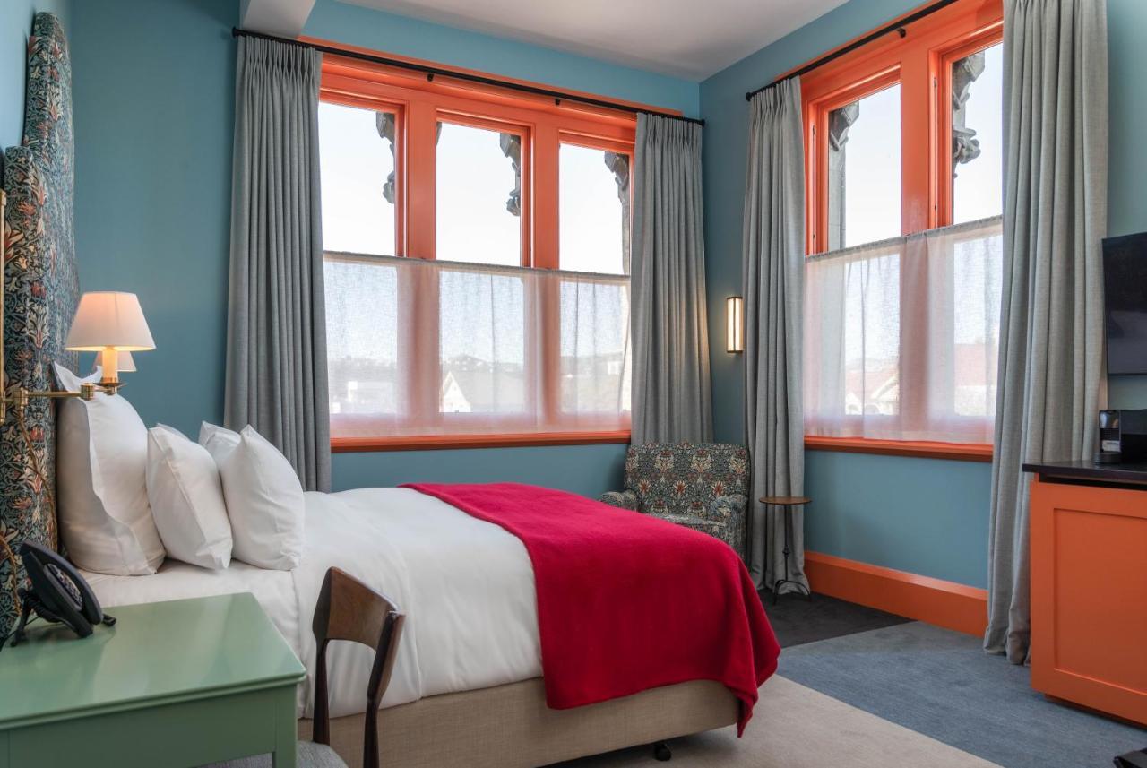 The Observatory Hotel Крайстчерч Екстер'єр фото A guest room at Hotel Valencia