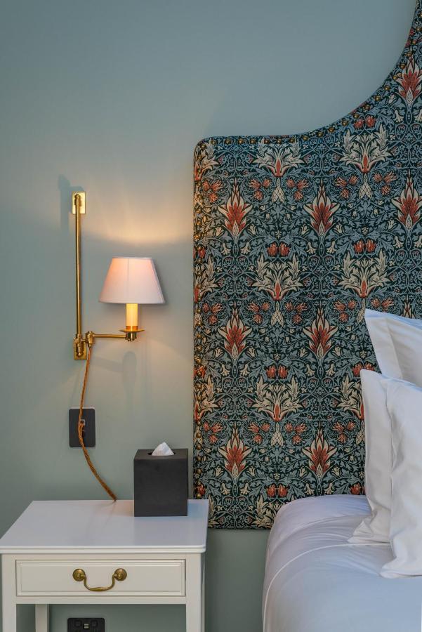 The Observatory Hotel Крайстчерч Екстер'єр фото Curtain in the bedroom of a suite at the Hotel Axelmannstein