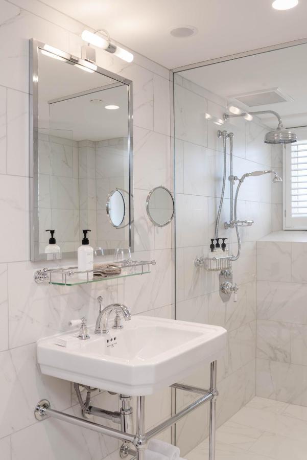 The Observatory Hotel Крайстчерч Екстер'єр фото A shower with a fixed shower head and a handheld shower head