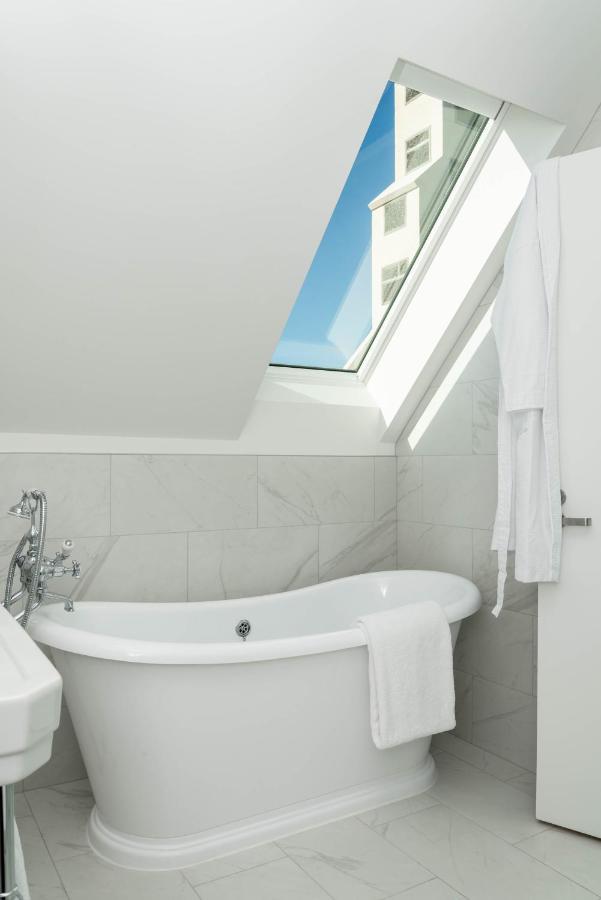 The Observatory Hotel Крайстчерч Екстер'єр фото A fixed skylight in a bathroom
